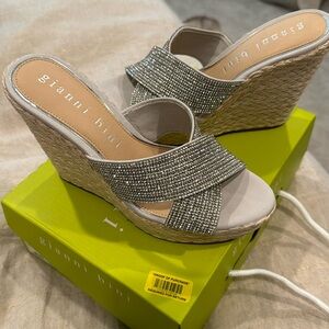 BRAND NEW Gianni Bini wedges